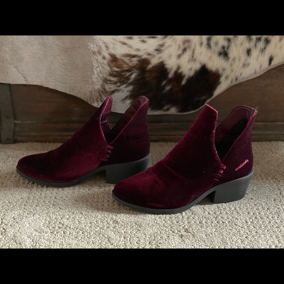 Gorgeous Red Velvet Coolway Ankle Boots - Picture 1 of 5